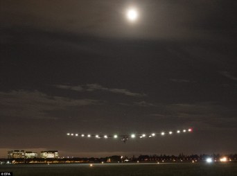 e4ksolarimpulse2 337E147800000578-3555972-image-a-37_1461513155651